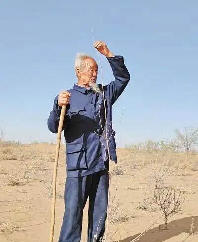 [浮云]1999年，甘肃武威，31岁男子不顾母亲和妻子的反对，卖了家里的牲畜，凑