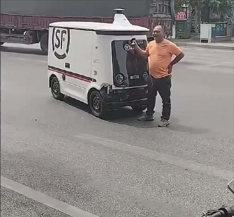 大哥开车被无人驾驶车刮蹭！上去拦着无人驾驶车不让走，无人驾驶车被拦无法正常行驶，
