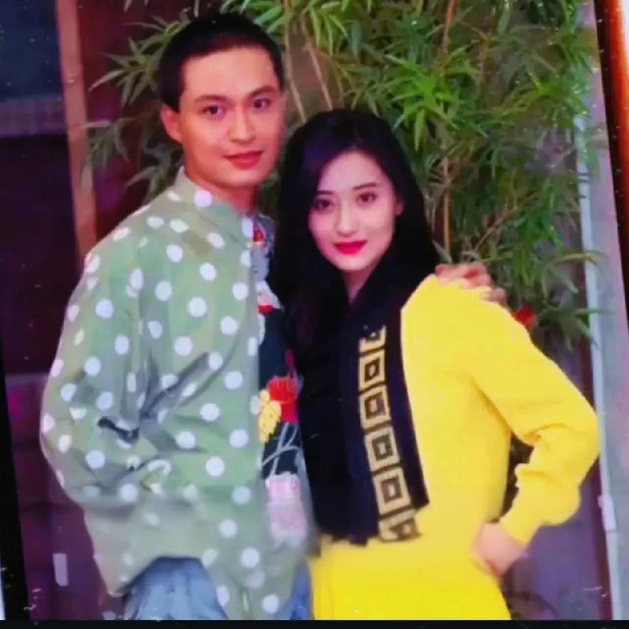 马景涛年轻时真的帅到无敌，这一身放现在看也不过时！
