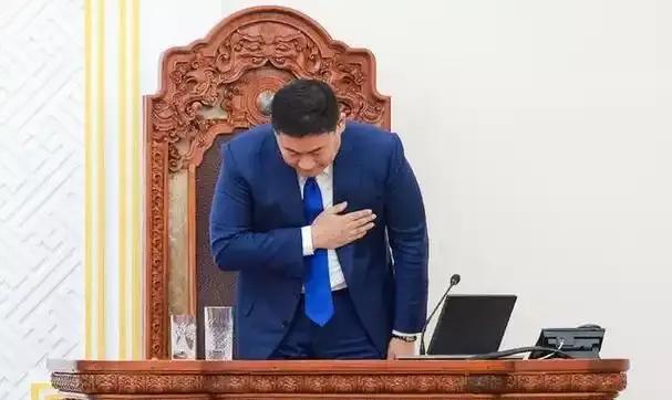 蒙古国总理下台，政策走向成谜！
蒙古国总理下台，瞬间引发全球关注！这一变动背后，