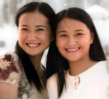 这是年轻时的贾玲与姐姐贾丹。姐妹俩的颜值都非常高。可是，后来贾玲的体重直线飙升。