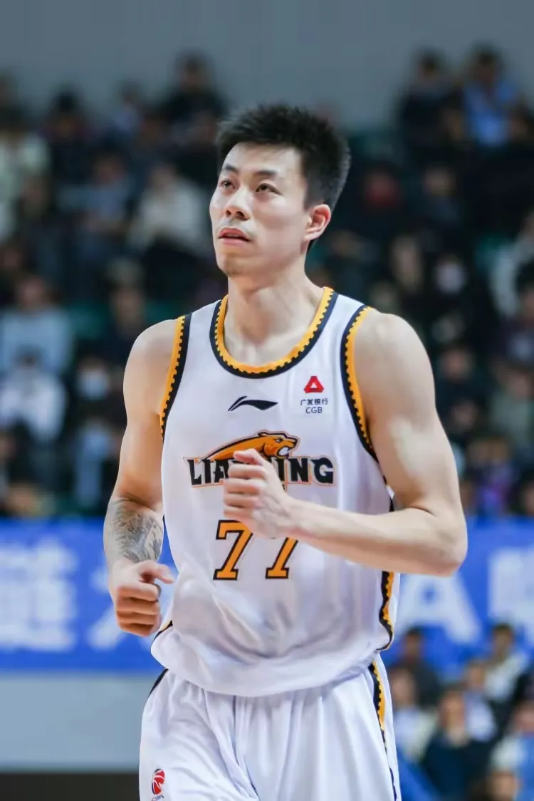 换掉杨鸣，辽篮方能起死回生。
辽宁男篮的衰落和张镇麟状态差，赵继伟参加商业活动没