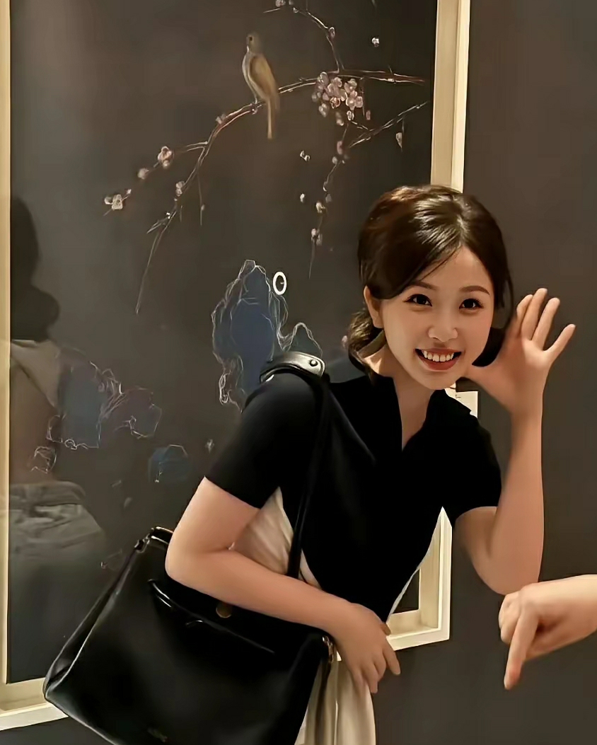 背后的镜子不是全给暴露了吗… ​