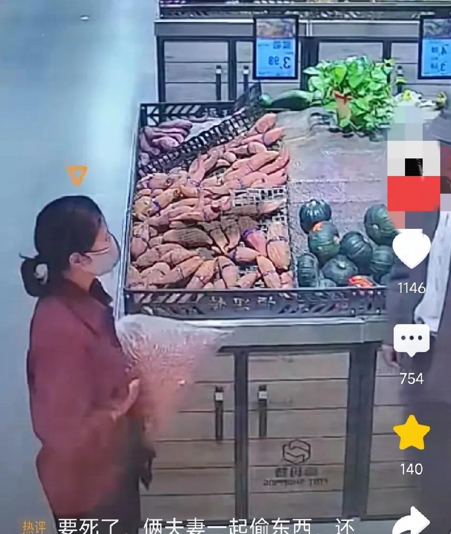 真丢人啊！
商场里，大妈不断的往一个大袋子里装花生米，直到装的满满当当。
大妈左