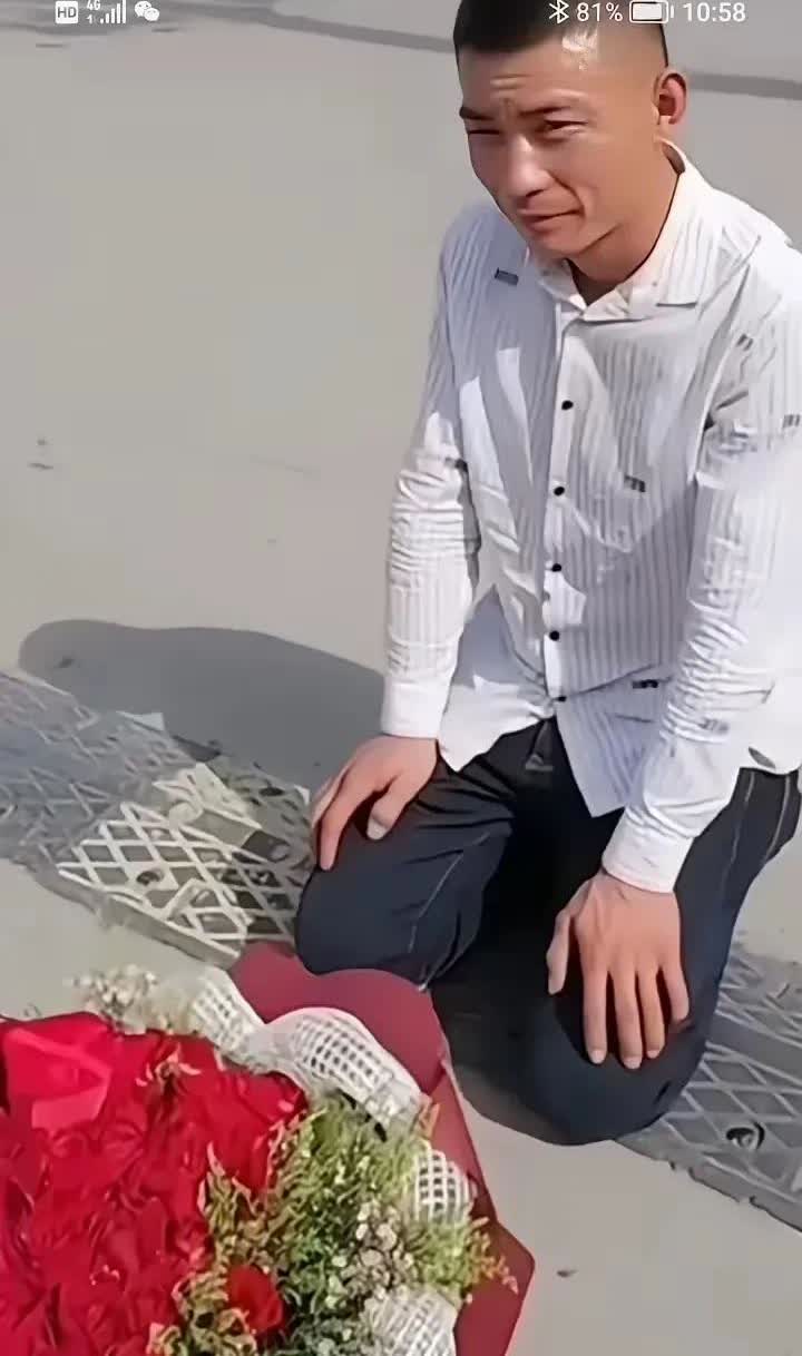 “太卑微了” 有一位阿姨在回家的路上，看到一名男子跪在一家店铺门口外面，他面前还