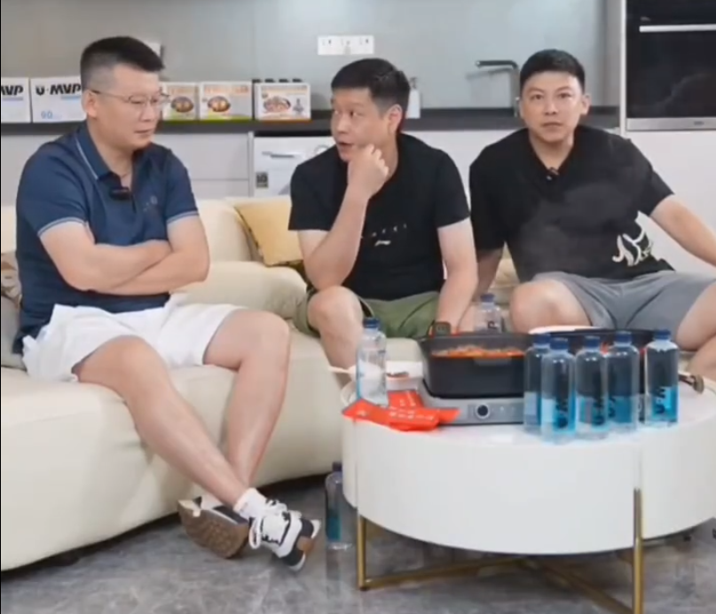 邱贻可：你女儿打网球啊
张超：对，刚练
陈玘：我们练击剑
邱贻可：我女儿是捡球哈
