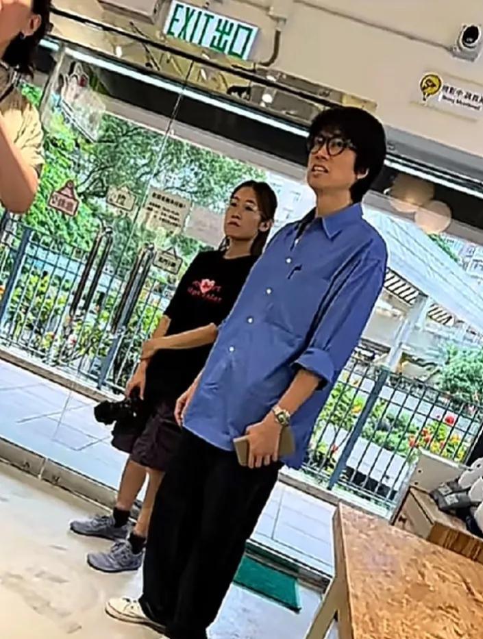 商场偶遇香港明星，非常面熟，有人认得他吗？
近日，某网友带女儿逛商场时偶遇香港明