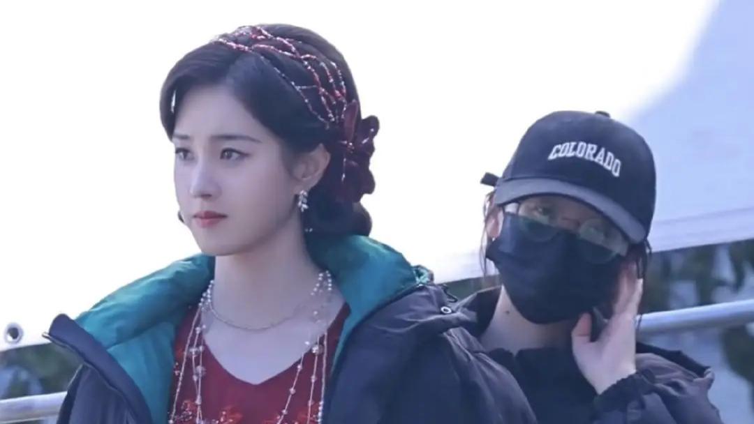 郭宇欣《玉簟秋》红衣造型惊艳出圈，与徐若晗白旗袍形成绝美对比！