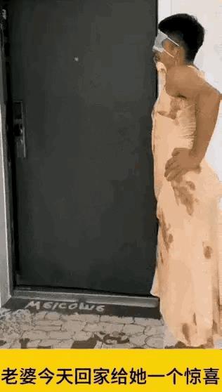 丢大发了……
丈夫本来想给妻子一个惊喜！穿着妻子的裙子把自己化妆成一个精致女人，