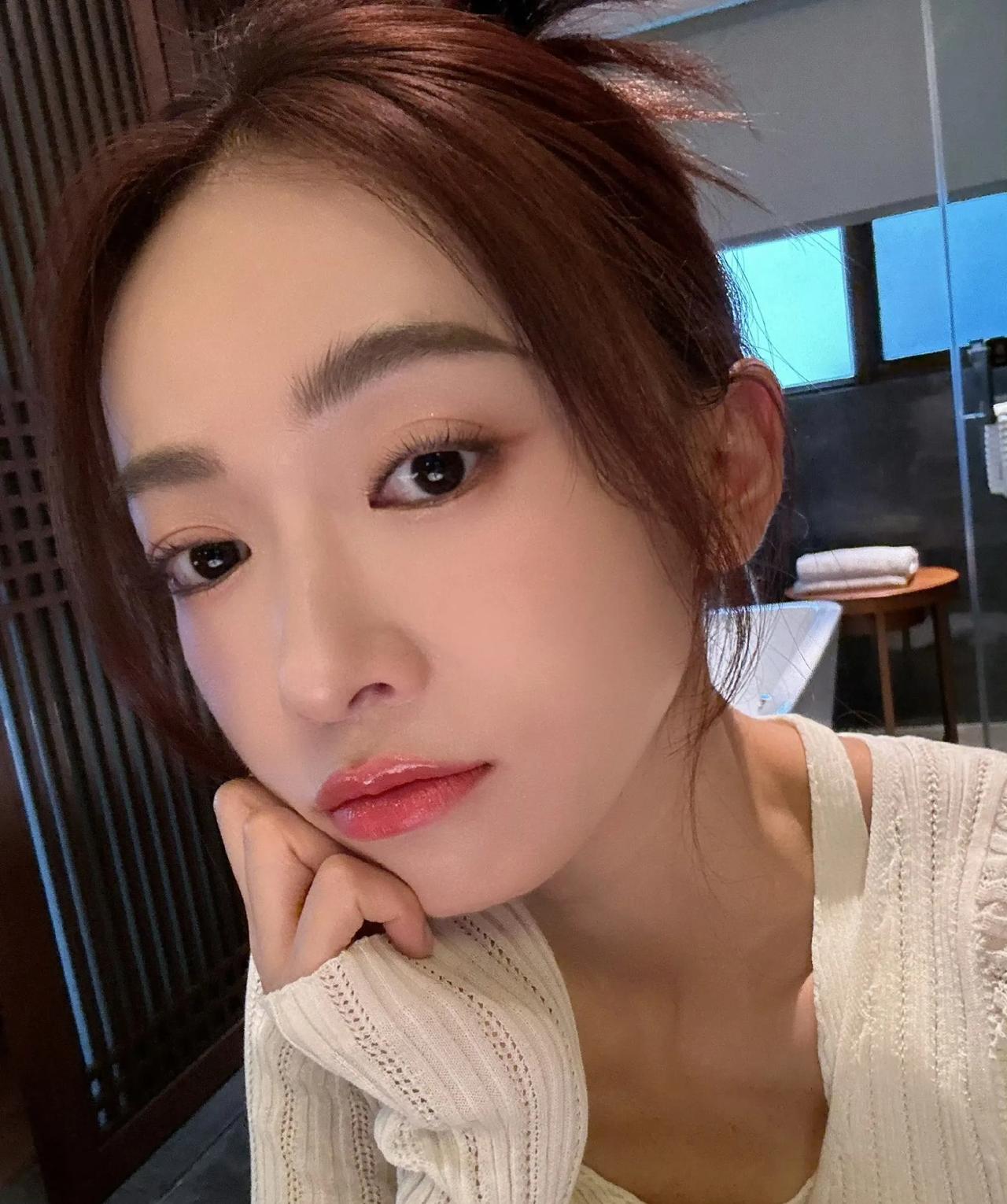 于正欢娱旗下签约的十大美女，最火的还得是白鹿，吴谨言紧跟其后，杨蓉不温不火。
赵