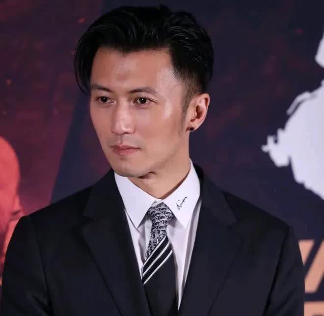 我老婆结婚前跟我说
她年轻的时候迷谢霆锋迷的不得了
有一次还去浦东机场接机，