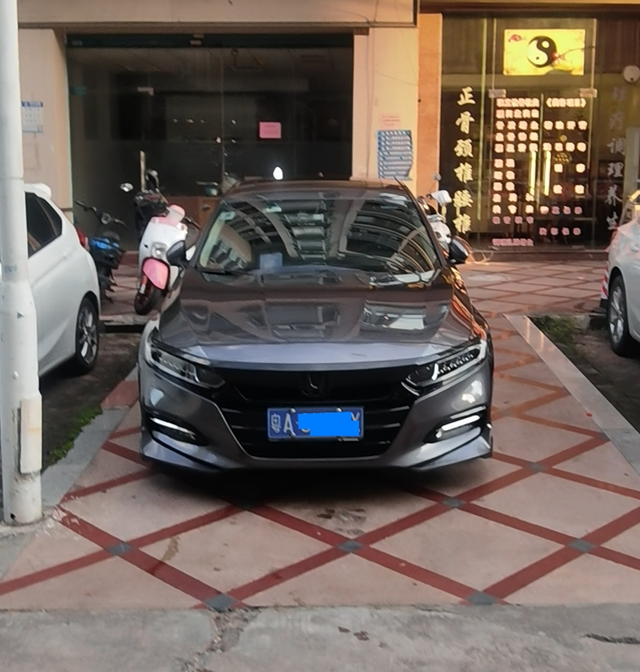 十代雅阁混动版三年多啦
小问题不少，改装也花了不少。实话实说：底盘真低，都干坏了