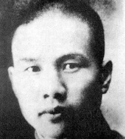 1934年，周镐被捕，负责审讯他的，是他的旧友，旧友支开手下，对周镐说：“只要你