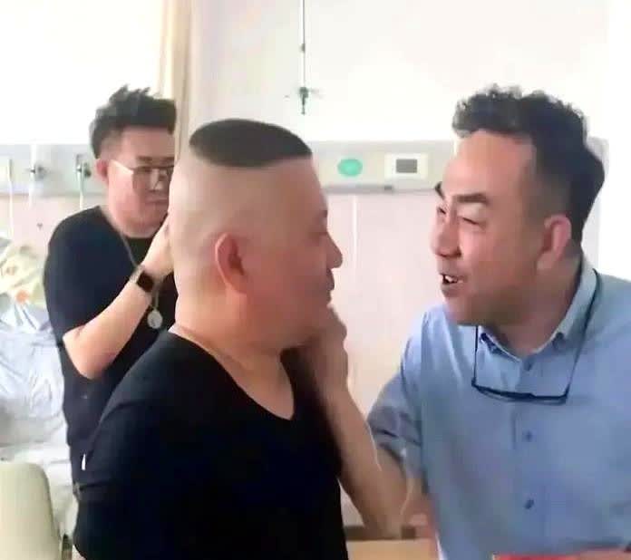 最近相声圈又热闹了，前德云社弟子闫云达在直播间聊起当年杨议拍郭德纲脸的旧事。
