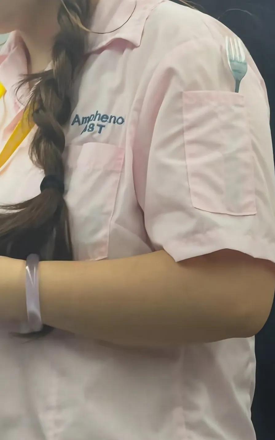 衣服上为什么要放个叉子？