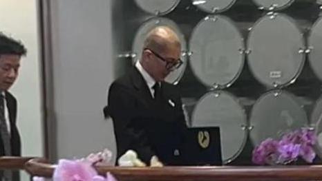 历经40天左右，大S今日终下葬，具俊晔手捧骨灰送别，亲友雨中送行！