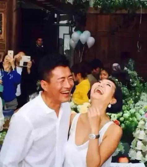 一个“金童玉女”的组合，就这么没了，其实熟悉这对的人都知道，他们这段婚姻从一开始