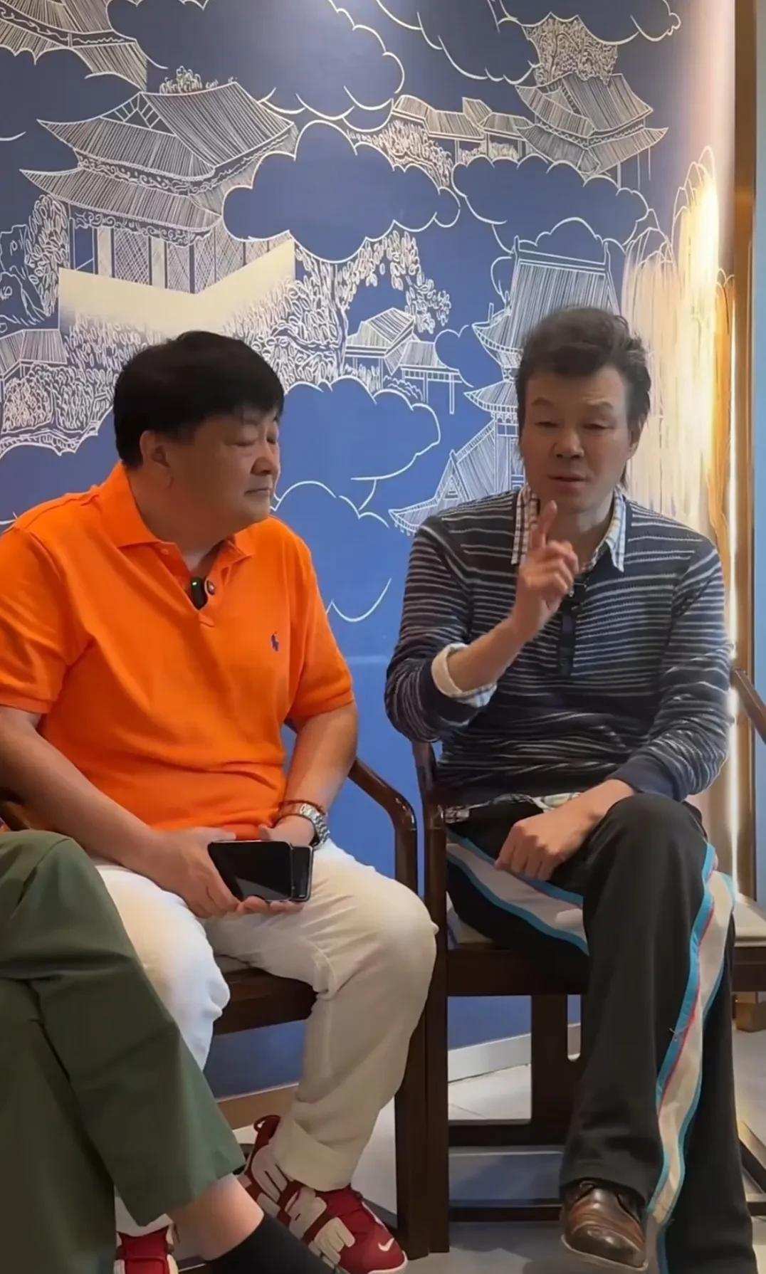 这两位娱乐圈的名人，能全认出来，不容易！
左边的是“老班长”洪剑涛，右边的这位，