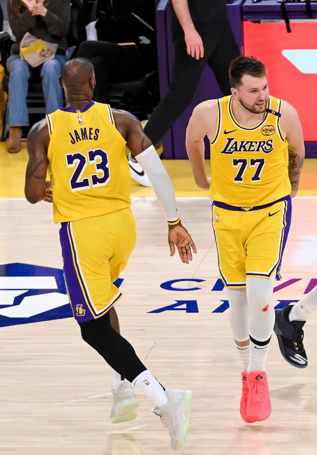 NBA记者Marc Stein报道，尽管勒布朗和他的儿子布朗尼没有出席东契奇续约