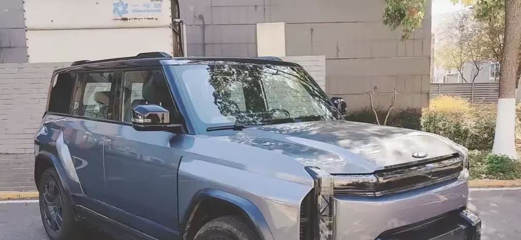 icar 03换成奇瑞椭圆形车标了，尾部也贴上了奇瑞的英文字母。看来又分离了，要