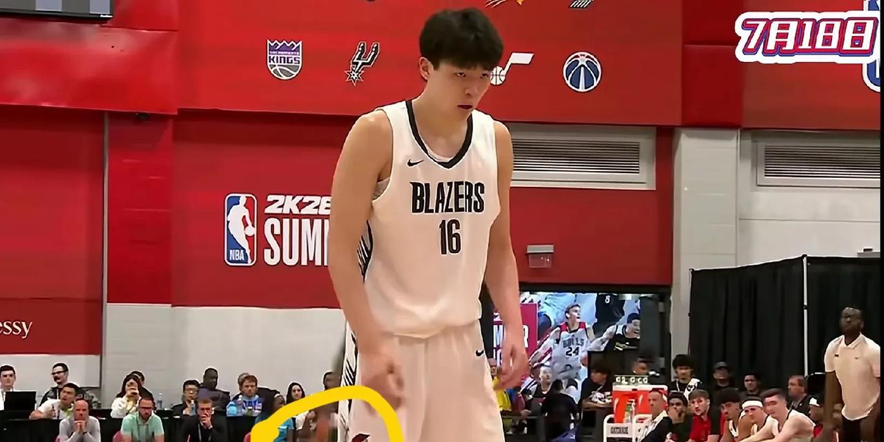 犹记得姚明在NBA时，对他介绍最多的就是:这个是7尺6寸的大个子！
现在接力棒来