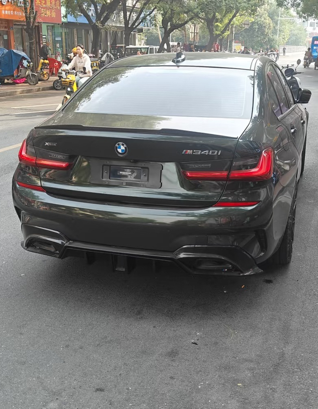 在豫Q的小县城见到了它
看到了一辆宝马bmw3系340i，一时间觉得是眼花了，停