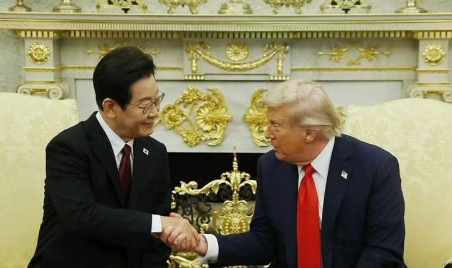 一张照片让韩国人沸腾了！
李在明高高在上，微笑着跟川普握手，就像是大人接待小孩子
