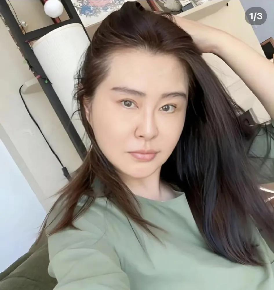 现在人被美颜带偏了，
王祖贤快60岁，不是三十多岁，头发浓密，脸上没有科技，没有