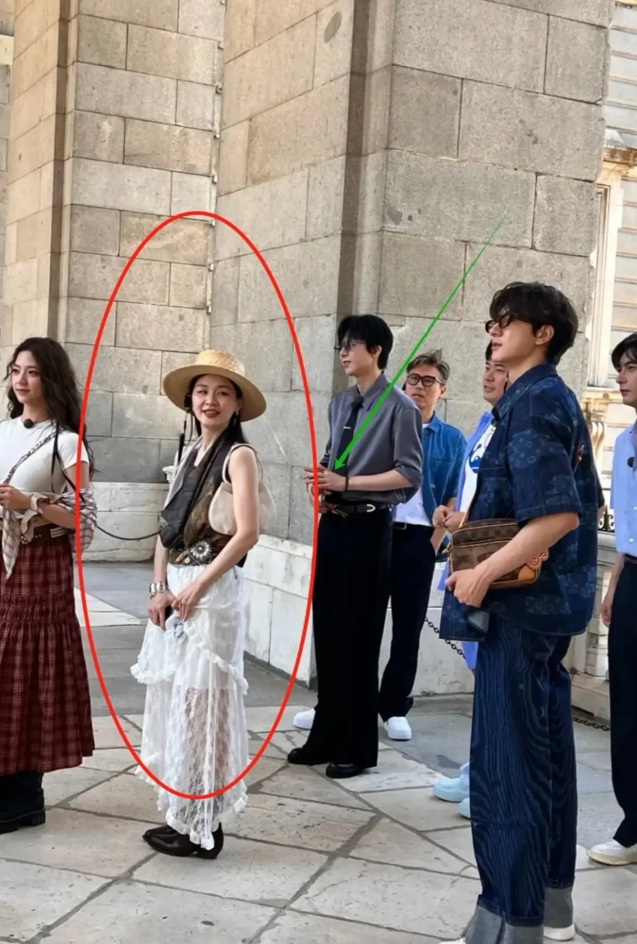 金靖旁边这个美女看着好眼熟，就是叫不出名字来。[比心][比心][比心][比心]