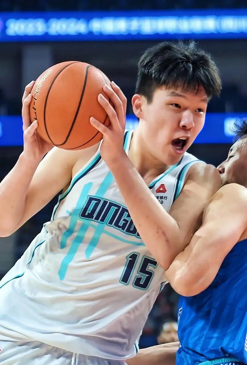 中国篮球新一代移动长城，杨瀚森荣膺CBA盖帽王！
今晚本赛季CBA联赛常规赛已经