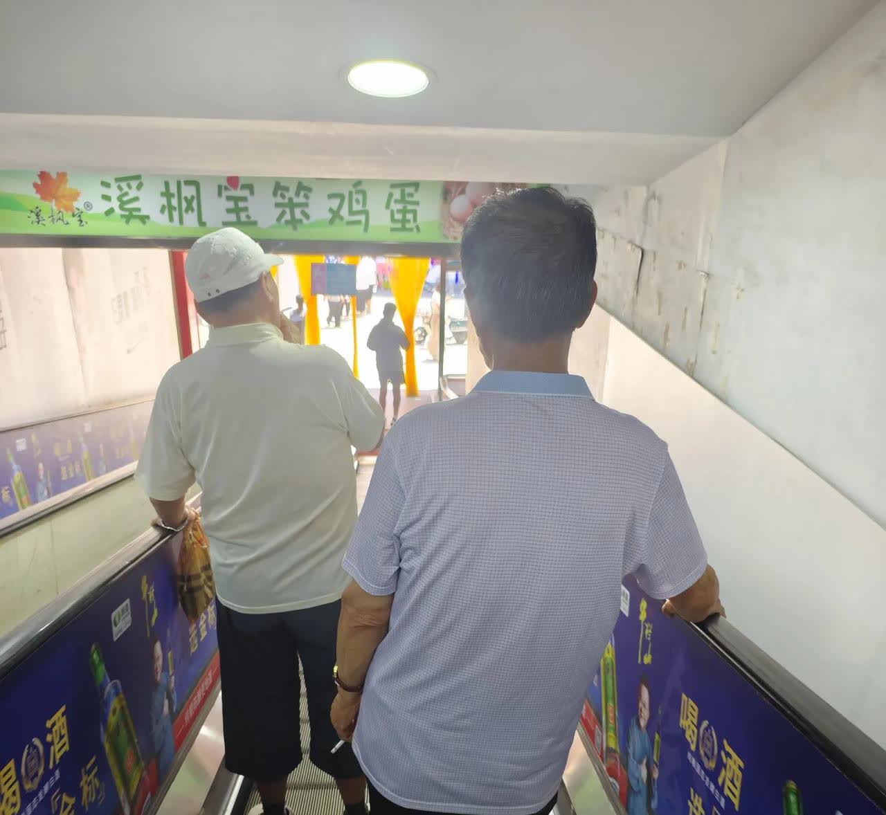 公共场所那口烟能不能就不抽了！
究竟是坏人变老了还是老人变坏了？