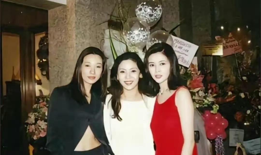 向太年轻的时候太漂亮了！跟关之琳站一块儿，颜值一点不输！