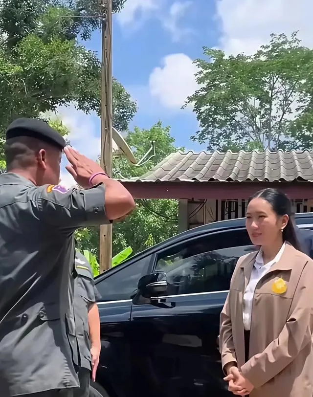 泰国总理佩通坦笑到了最后。
在当前紧张局势下，佩通坦不顾自身安危，亲赴边境前线视