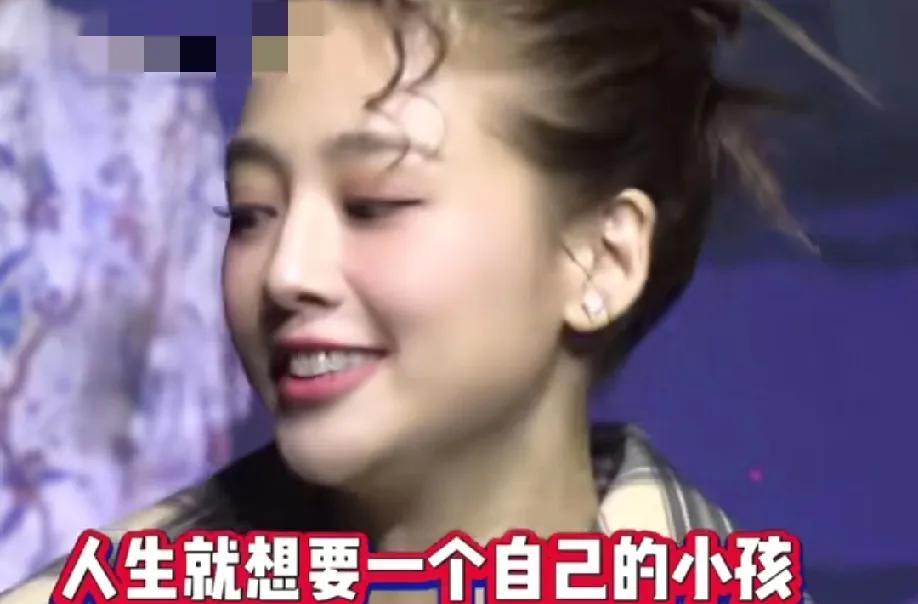 吴映洁引发热议！
3月18日，吴映洁突然引发了热议，起因是她在参加活动时被记者问