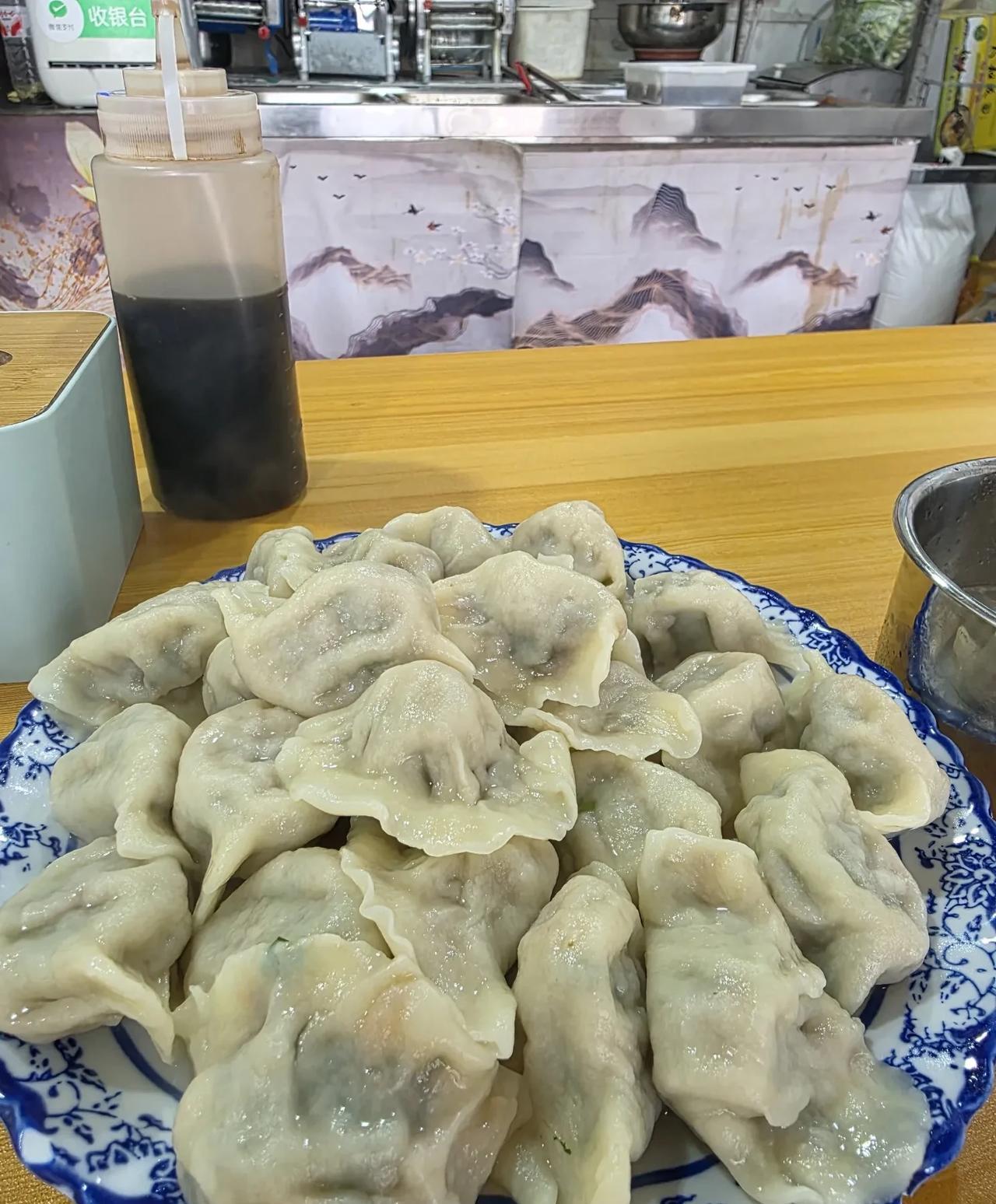 中午去菲菲的店吃饺子……
很久没吃饺子了。今天中午去菲菲的店吃饭，刚好有饺子，就