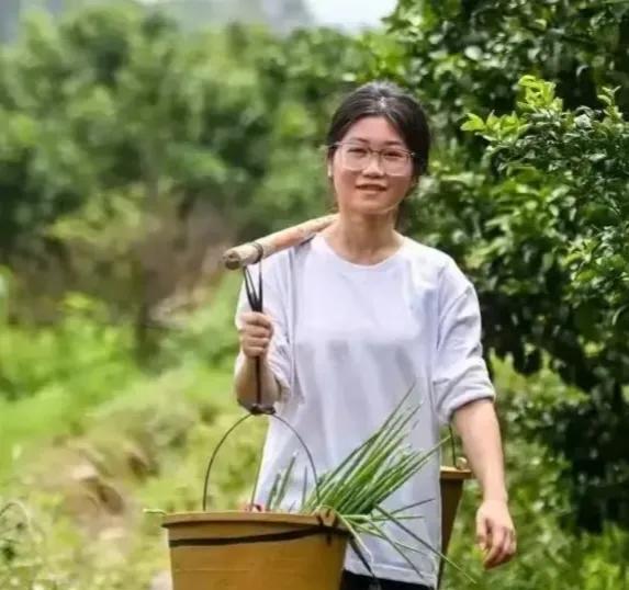 扁担女孩刘燕给所有高考生上了一课，
家庭不富裕没关系，
留守儿童也没关系，但是一