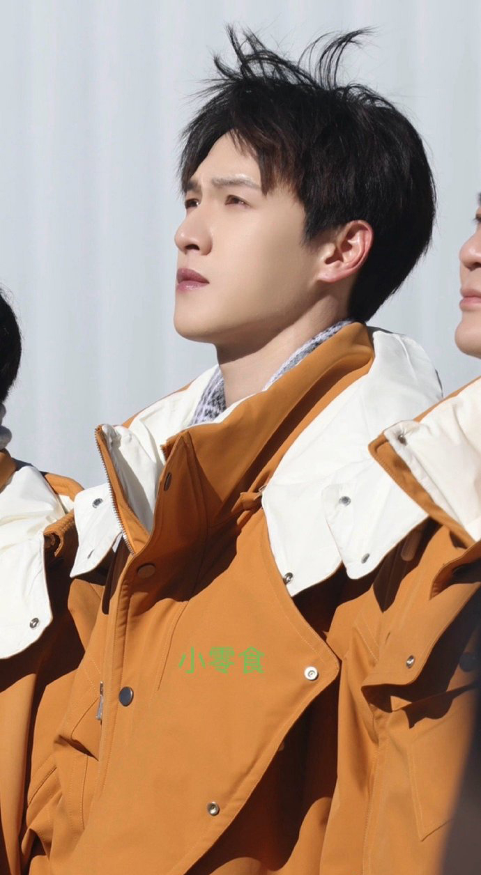 李昀锐看升旗眼神坚毅？他这个人长得就很正。《奔跑吧》录制期间遇到升旗，大家都民族