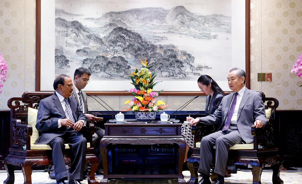 最近，印度对中国的态度开始软化。印度国家安全顾问阿吉特·库马尔·多瓦尔访问了中国
