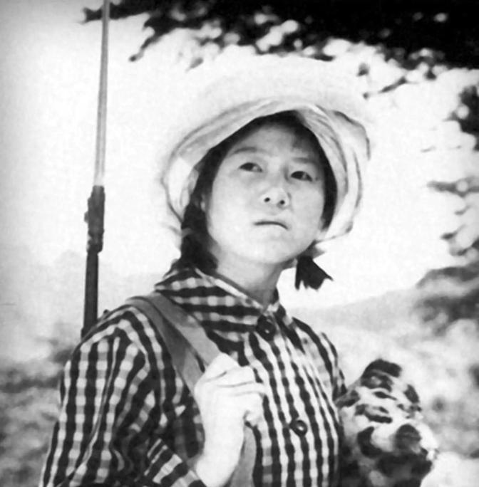 1975年，湖北神农架几名妇女正在田里挖洋芋时，一位女孩因为内急跑去树林中解决，