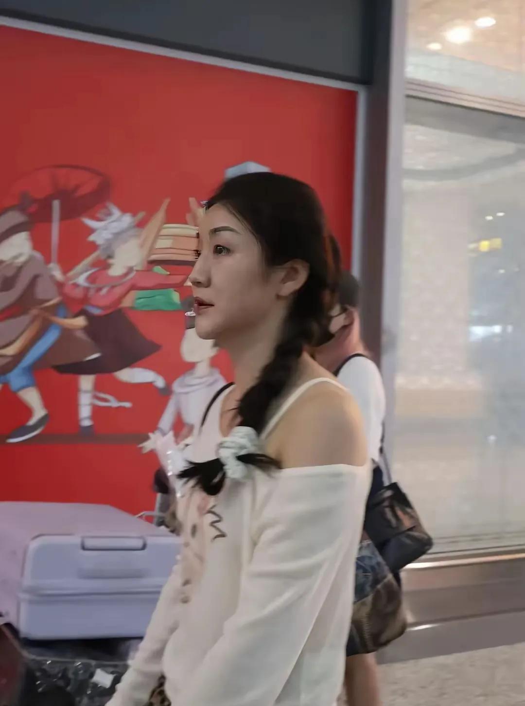 中国乒乓球运动员，陈梦，现身青岛机场，这身穿搭太惊艳了，优雅中带点小野性，笑容亲