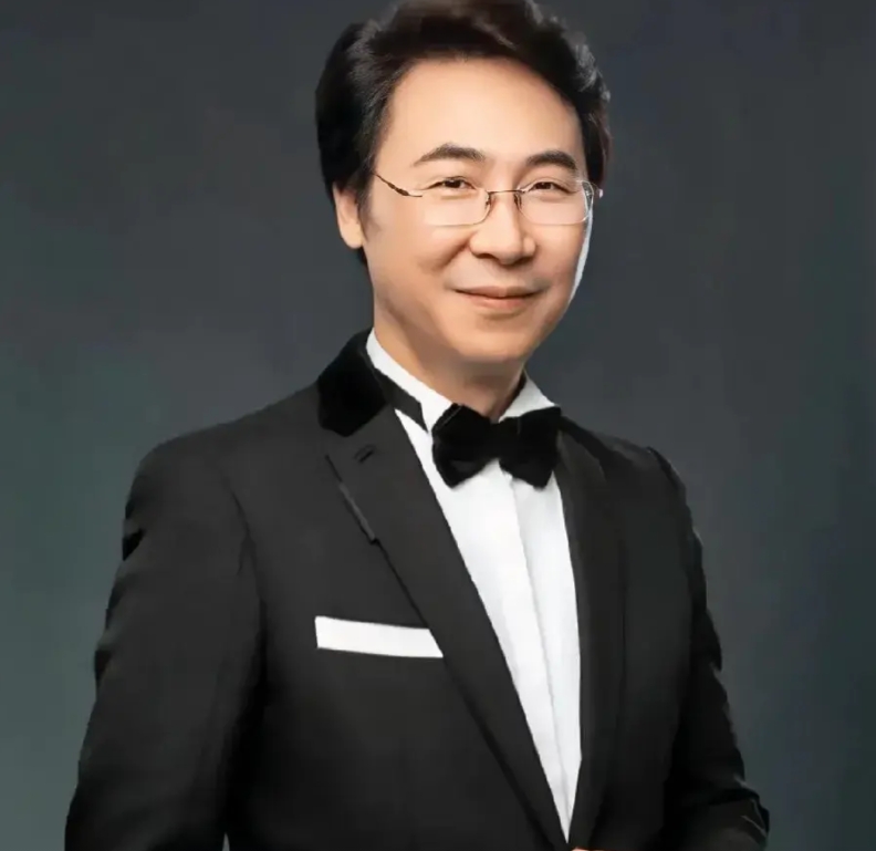 热搜上的四川籍名人
①廖昌永
四川成都郫县人，上海音乐学院院长，因刀郎乐队成员一