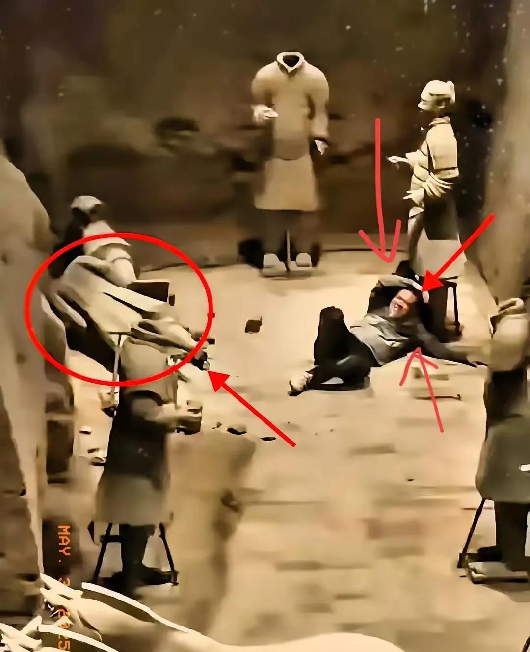 这个跳进兵马俑坑的哥们太厉害了，做了很多去逛兵马俑的人想干却不敢干的事情。上一次