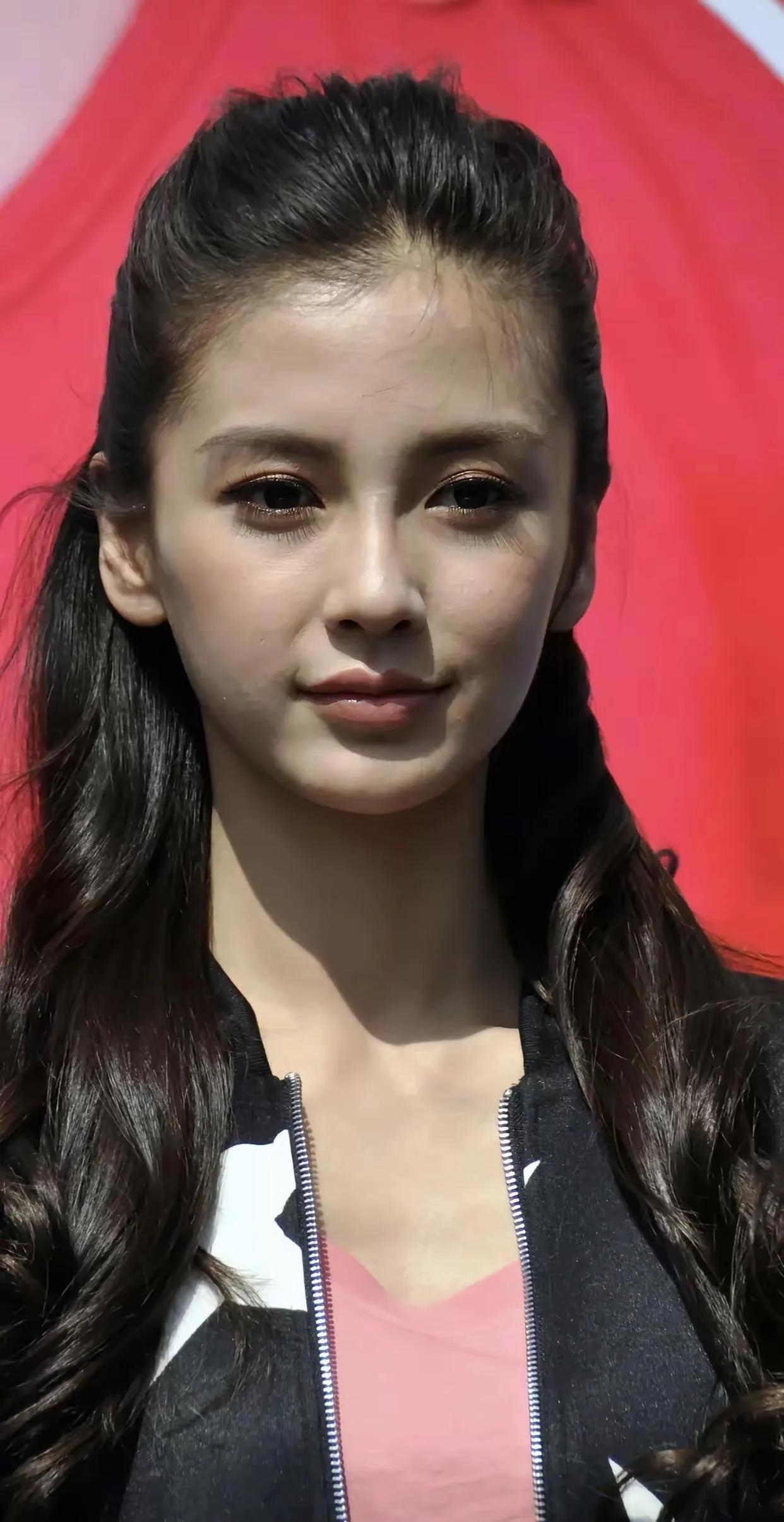 看看杨颖姑娘时候！还是一个单纯的女孩子！甜甜笑太治愈人了！她有混血女孩美丽！那种