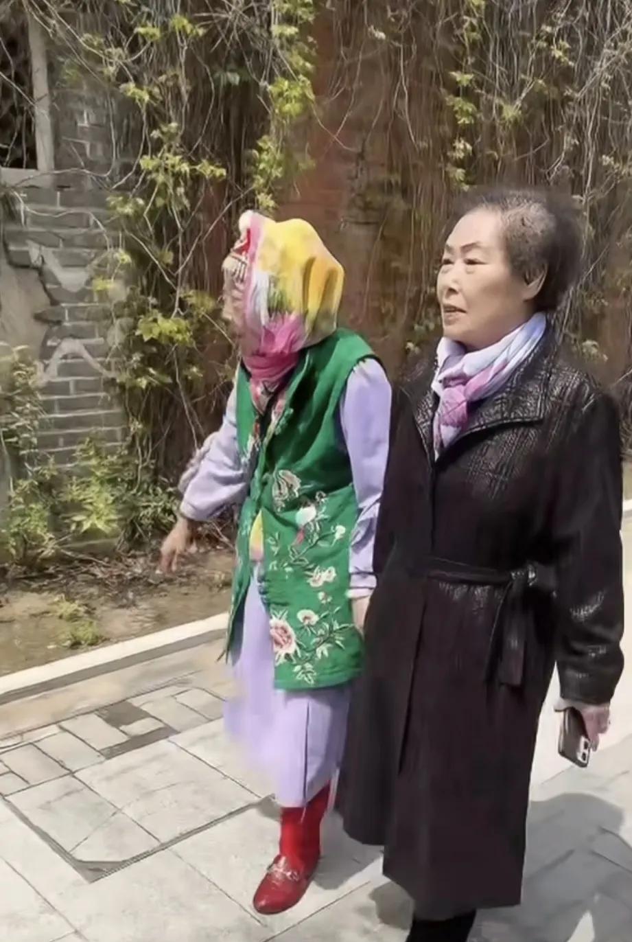 哎，别瞎说了！
此前，网上疯传网红马玉琴去世的消息，可实际上人家压根儿就没去世。
