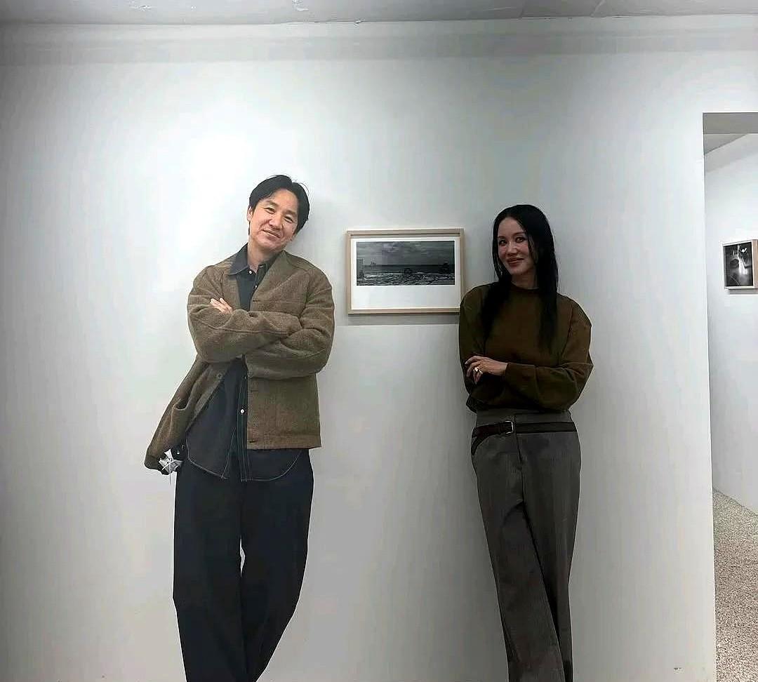7日，演员严正花在自己的Instagram上写道"当智蕴拥抱我时，姑姑就融化了"