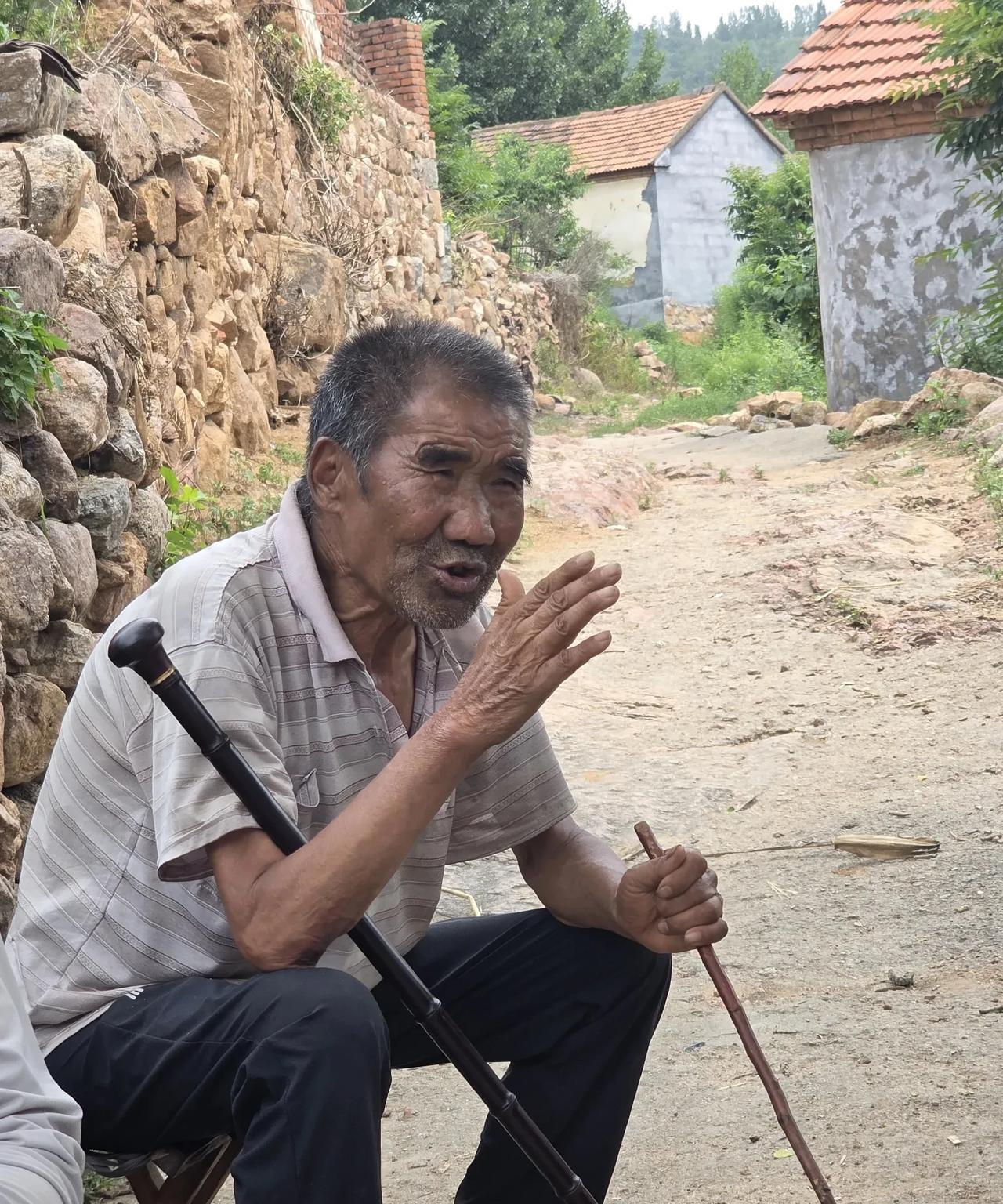 乡村叙事：78岁叔和他80岁嫂子开玩笑，笑疯了半个胡同……
上午，北岭情报站，老