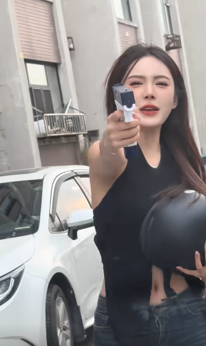 按了两下喇叭就这样了！