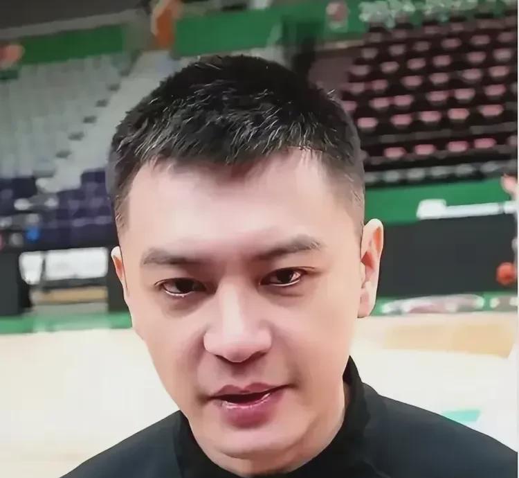 倘若今晚辽沪对决让韩德君休息，派刘雁宇主防王哲林，奥利弗盯防洛夫顿，此举既可避免