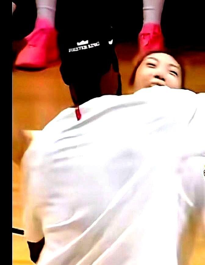 李梦这事真把人看明白了。
明明都是伸手拥抱，她却给出两种反应，一下就被扣上帽子。