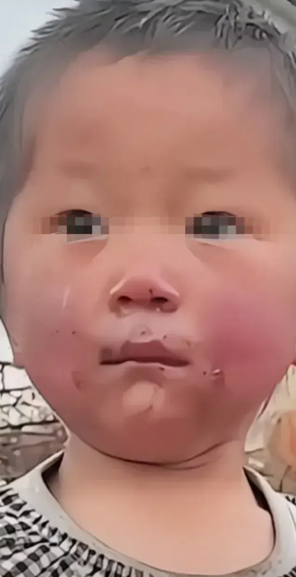 泪酸，可怜的男娃，才三岁，爸妈意外离世，呆呆蒙蒙无叻的孩子跟着姑姑过，一看不到爸